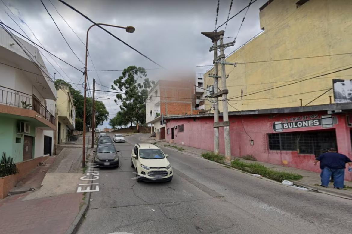 En San Salvador de Jujuy un auto rodó sin frenos por la calle empinada. Foto: Google Maps