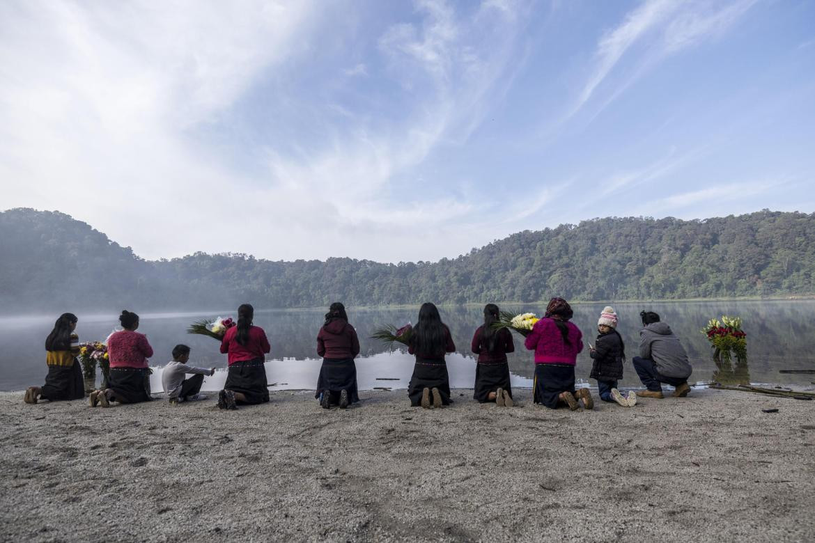 Indígenas participan en una ceremonia en la que agradecen a la naturaleza por la lluvia. Foto: EFE.	