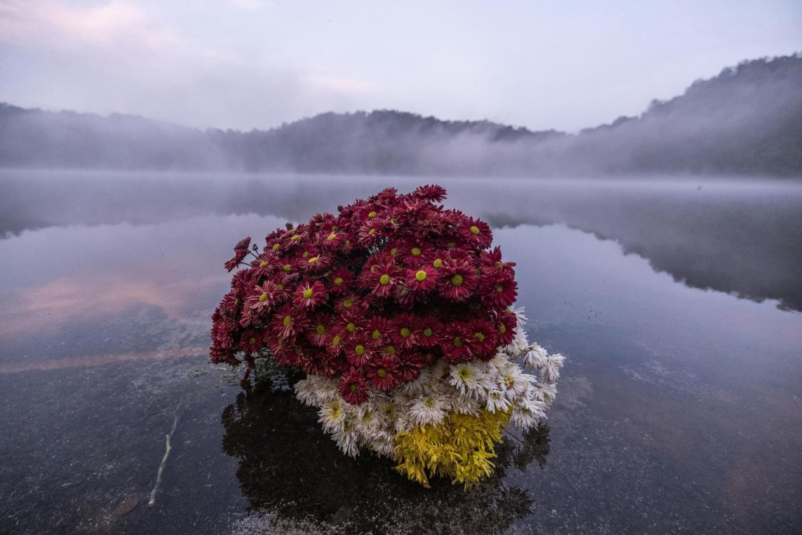 Indígenas participan en una ceremonia en la que agradecen a la naturaleza por la lluvia. Foto: EFE.	