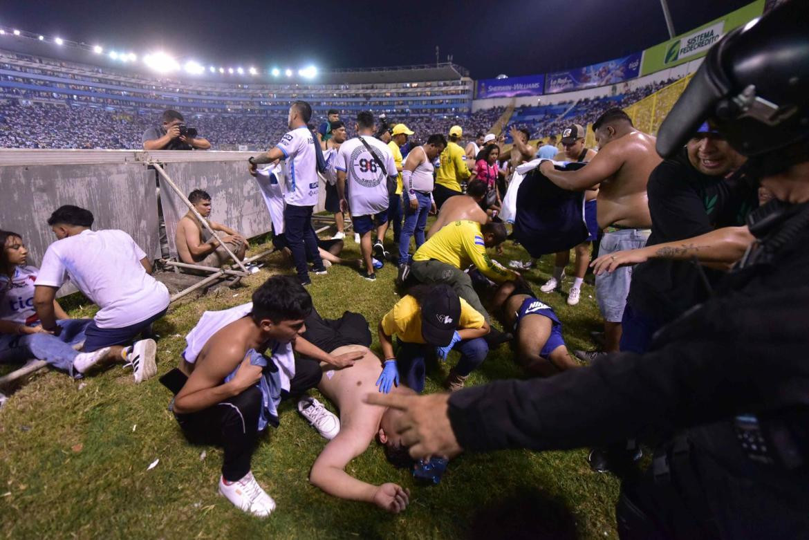 Tragedia en El Salvador: 12 muertos por una estampida en un estadio. Foto: EFE.