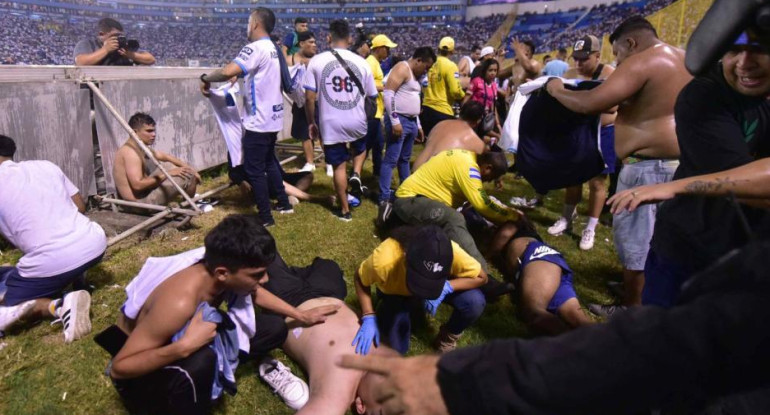 Tragedia en El Salvador: 12 muertos por una estampida en un estadio. Foto: EFE.