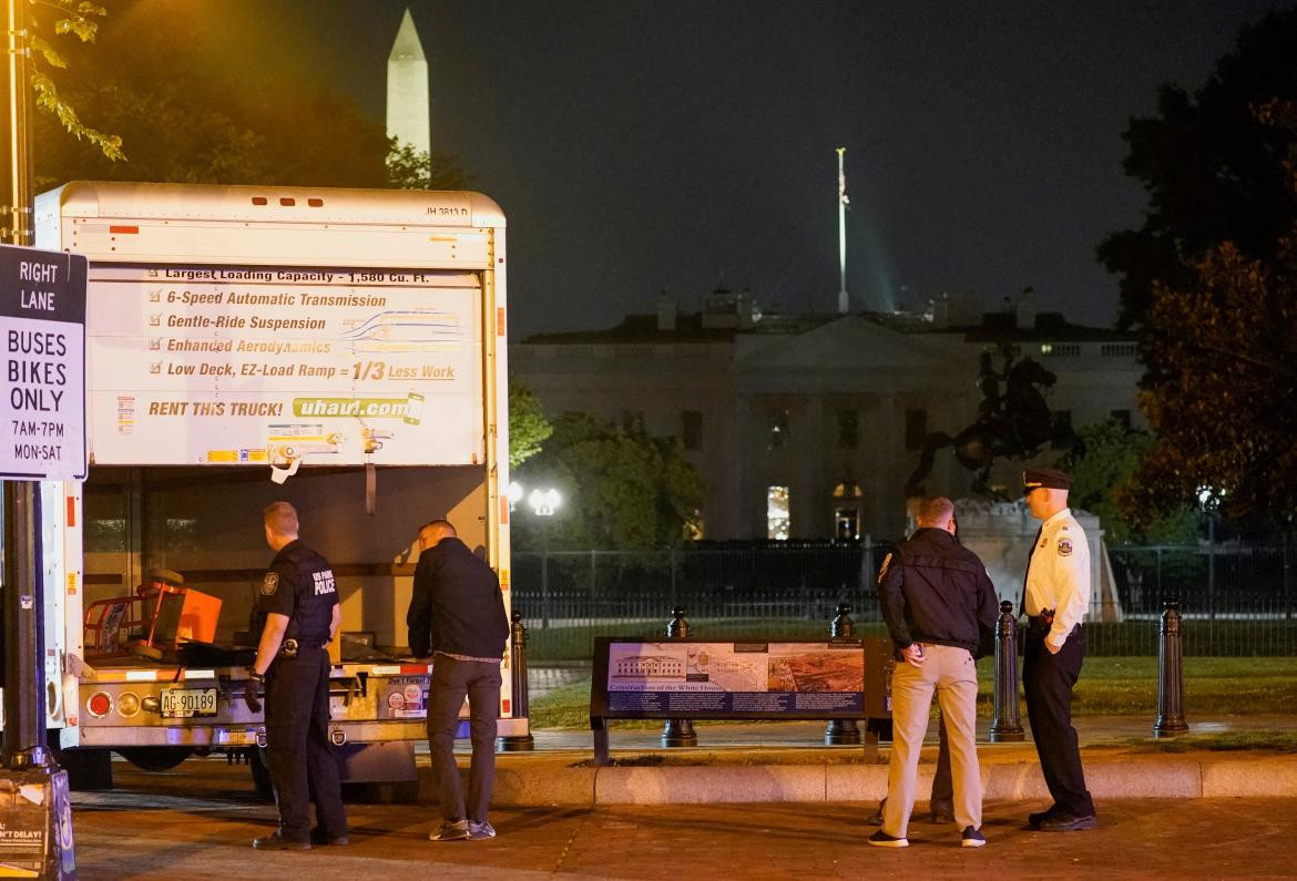 Un camión se estrelló contra las vallas de la Casa Blanca. Foto: Reuters.