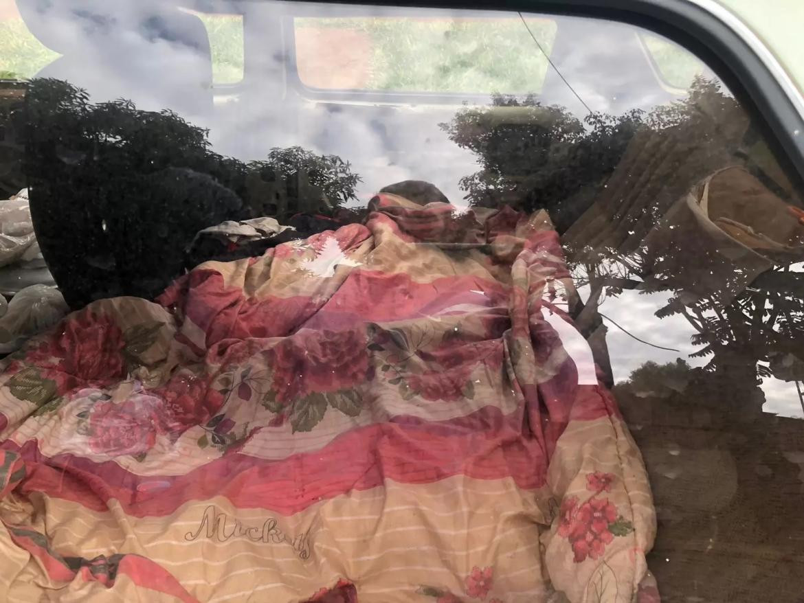 El auto en el que vivien los jubilados desalojados por su hijo. Foto: Misionescuatro.