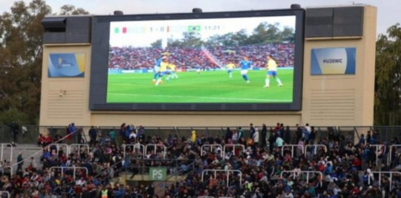 La FIFA tapó los símbolos patrios en el Malvinas Argentinas. Foto: NA