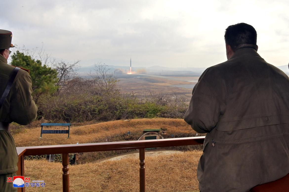 Kim Jong-Un mirando el despegue de un misil. Foto: Reuters. 