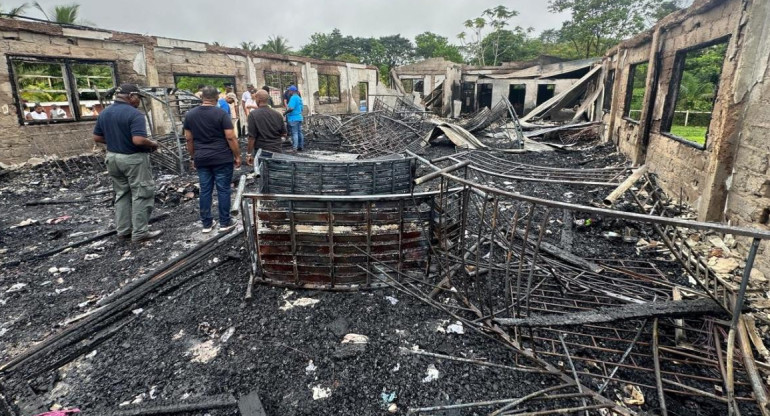 La escuela incendiada en Guyana, donde fallecieron 19 menores de edad. Foto: Reuters.