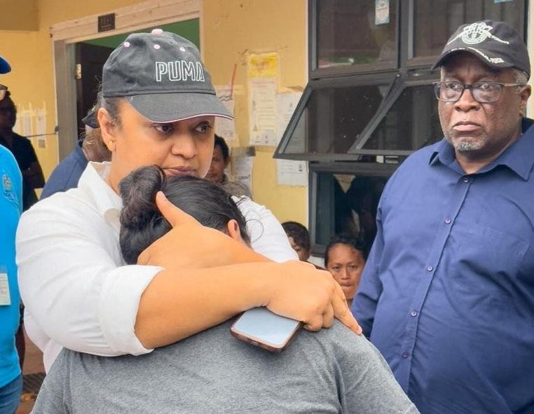 Una sobreviviente al incendio en una escuela de Guyana. Foto: Reuters.