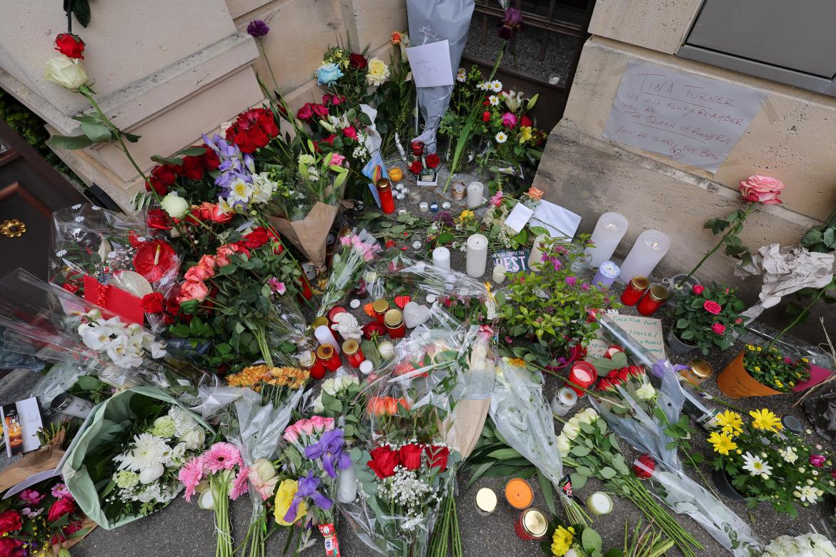 Homenaje a Tina Turner en la puerta de su casa. Foto: Reuters