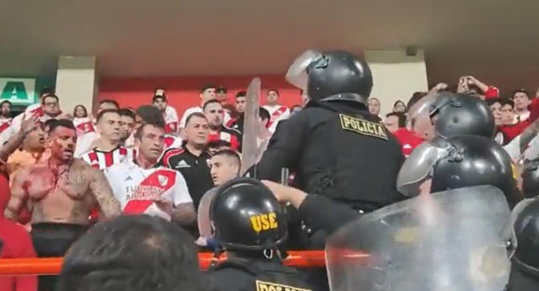 Violencia en el fútbol: fuerte enfrentamiento entre hinchas de River y la policía de Perú Violencia en el fútbol: fuerte enfrentamiento entre hinchas de River y la policía de Perú