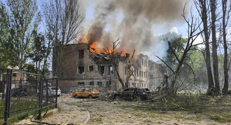 Rusia atacó una clínica en Dnipro, Ucrania. Foto: EFE.