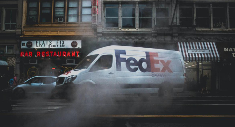 Camión de traslado de paquetes Fedex. Foto: Unsplash
