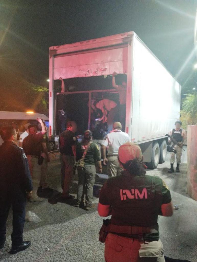 El INM encontró migrantes amontonados en un camión. Foto Twitter @la_verdadsonora.