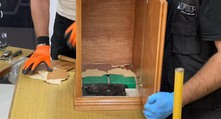  Aduana descubre más de 70 kg de cocaína oculta en camas y mesas de luz