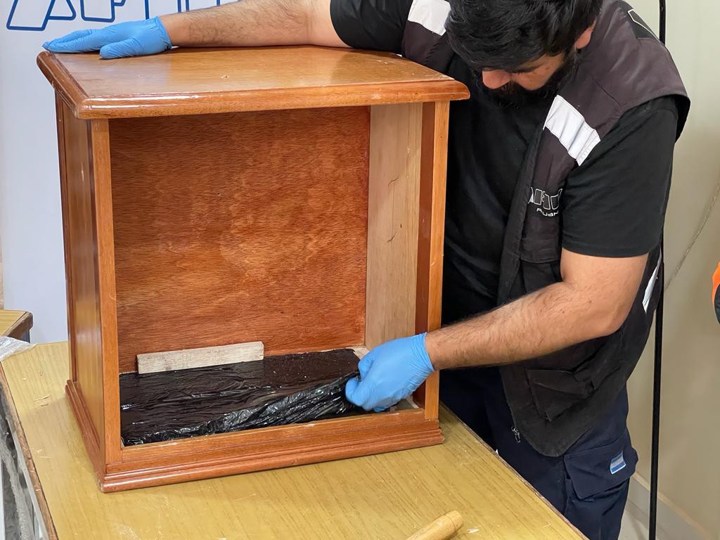 Aduana descubre más de 70 kg de cocaína oculta en camas y mesas de luz