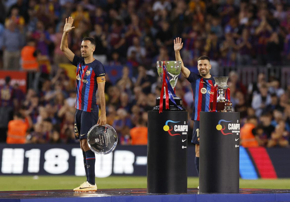 Jordi Alba y Sergio Busquets se despidieron del Barcelona. Foto: Reuters.