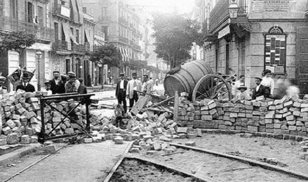 Una barricada corta una calle de Buenos Aires durante la Semana Trágica de 1919. Foto: Centro Marc Turkow de AMIA.