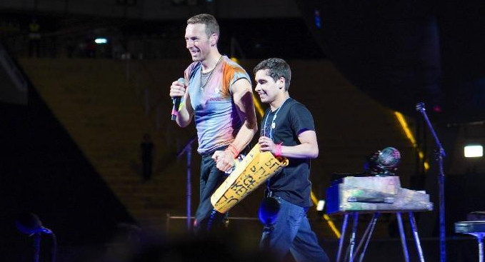 Coldplay subió al escenario a un fan con autismo. Foto: Captura.