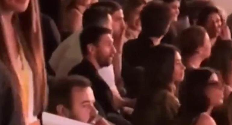 Messi «ninguneó» los festejos del PSG, fue a Barcelona a ver a Coldplay y lo ovacionaron