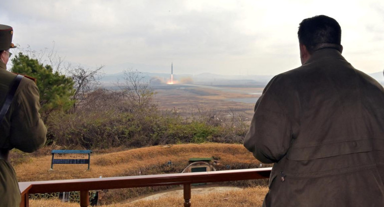 El líder norcoreano Kim Jong Un observa el lanzamiento de un misil balístico intercontinental. Fuente: Reuters.