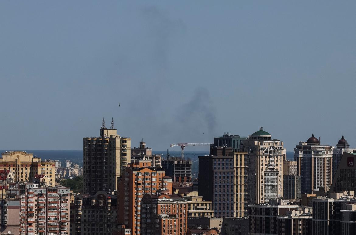 El humo sobre la ciudad después del ataque con misiles rusos. Fuente: Reuters.