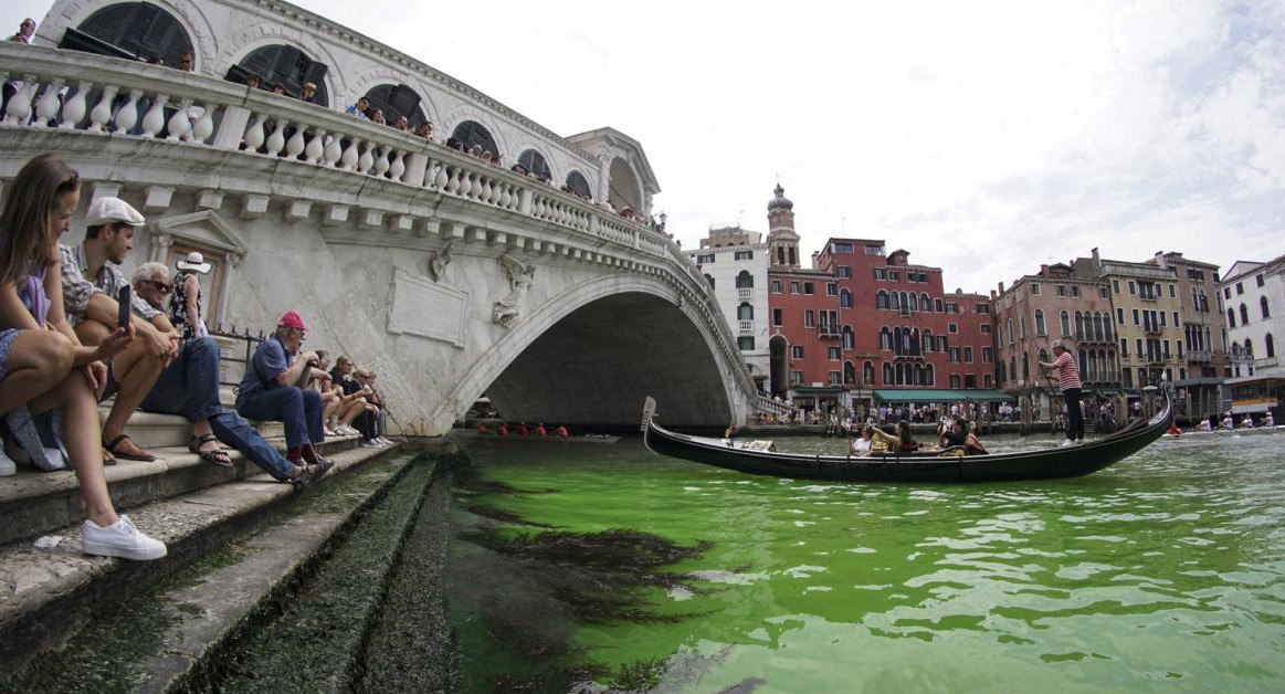 El Gran Canal de Venecia teñido de verde. Foto: EFE.