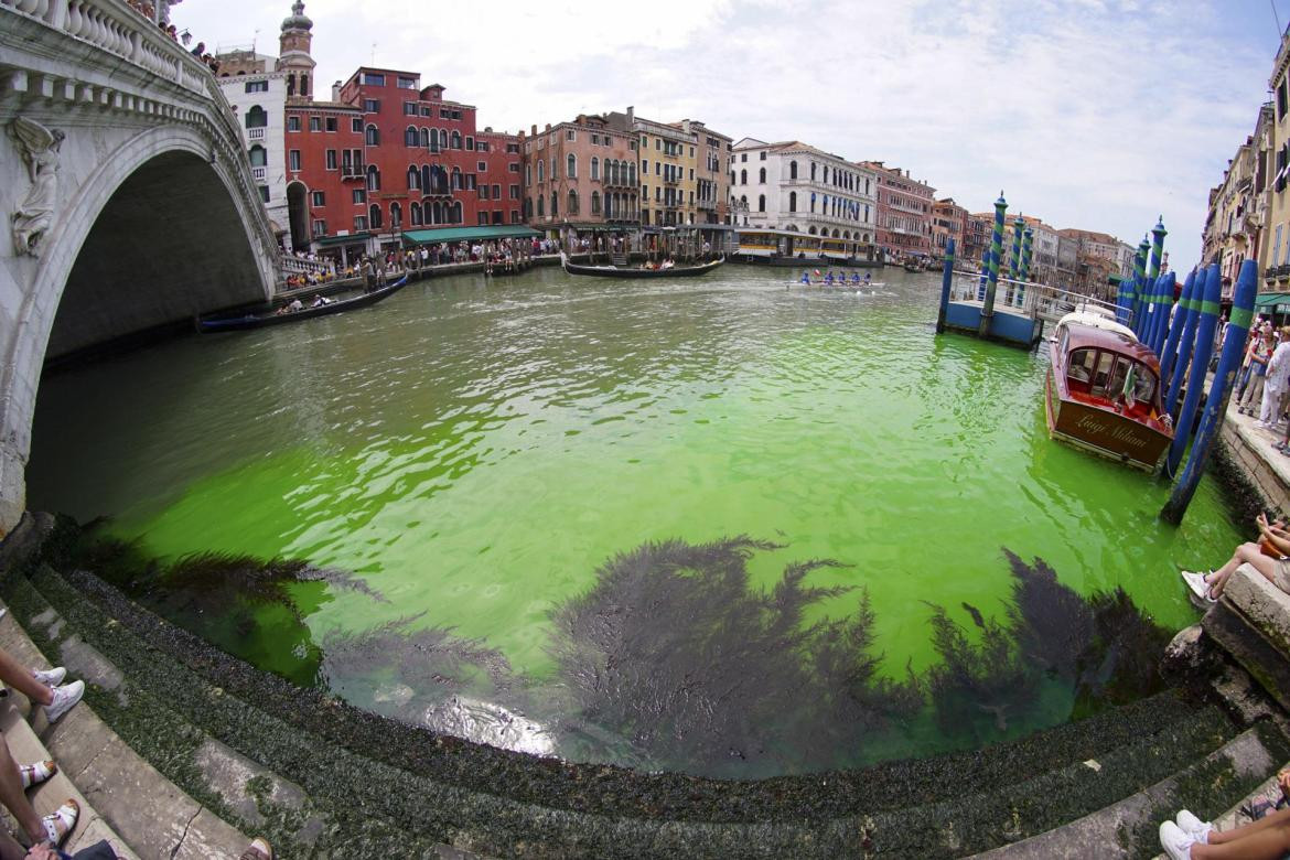 El Gran Canal de Venecia teñido de verde 1. Foto: EFE.