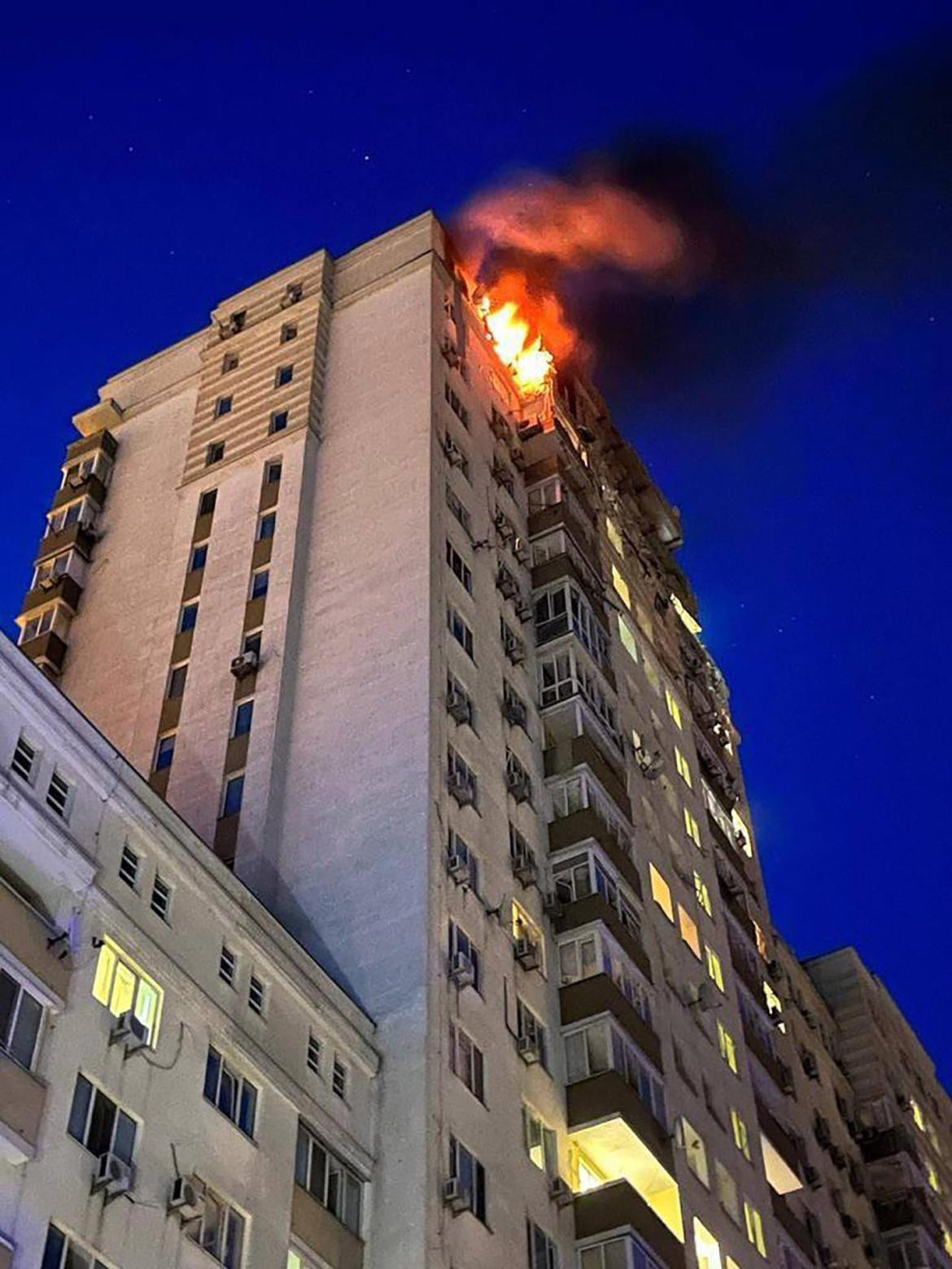 Incendio de edificio en Kiev. Foto: EFE.