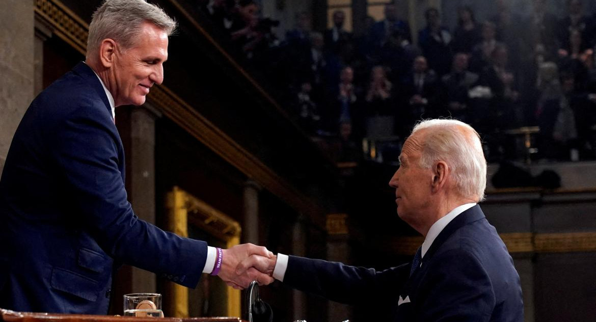 Biden y McCarthy. Foto: Reuters.