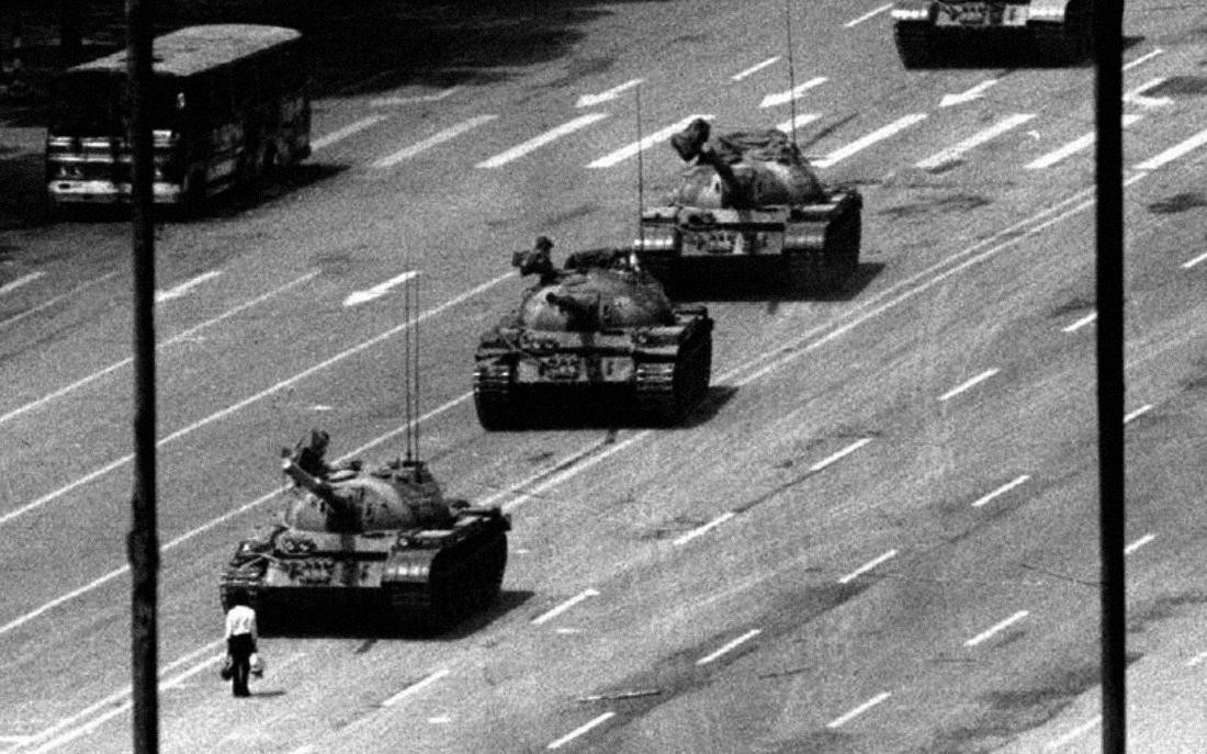 Un ciudadano de Beijing se para frente a un convoy de tanques en la Avenida de la Paz Eterna en la Plaza de Tiananmen, el 5 de junio de 1989. Foto: Reuters.