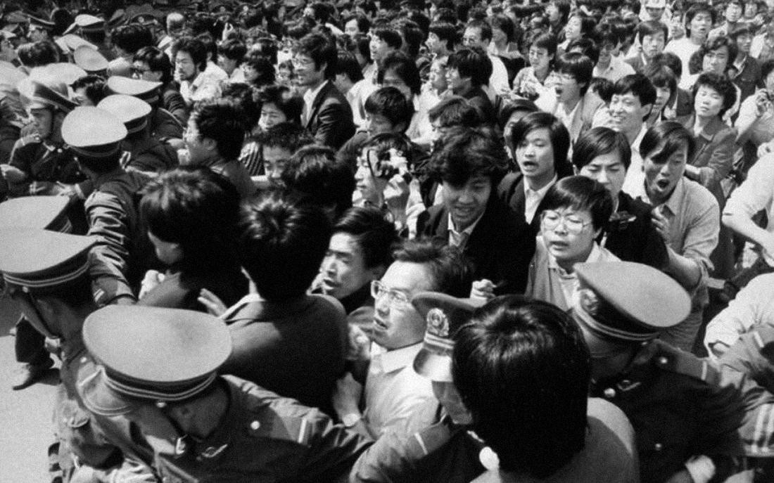 Multitudes de estudiantes atraviesan un cordón policial antes de llegar a la plaza de Tiananmen, el 4 de junio de 1989. Foto: Reuters.
