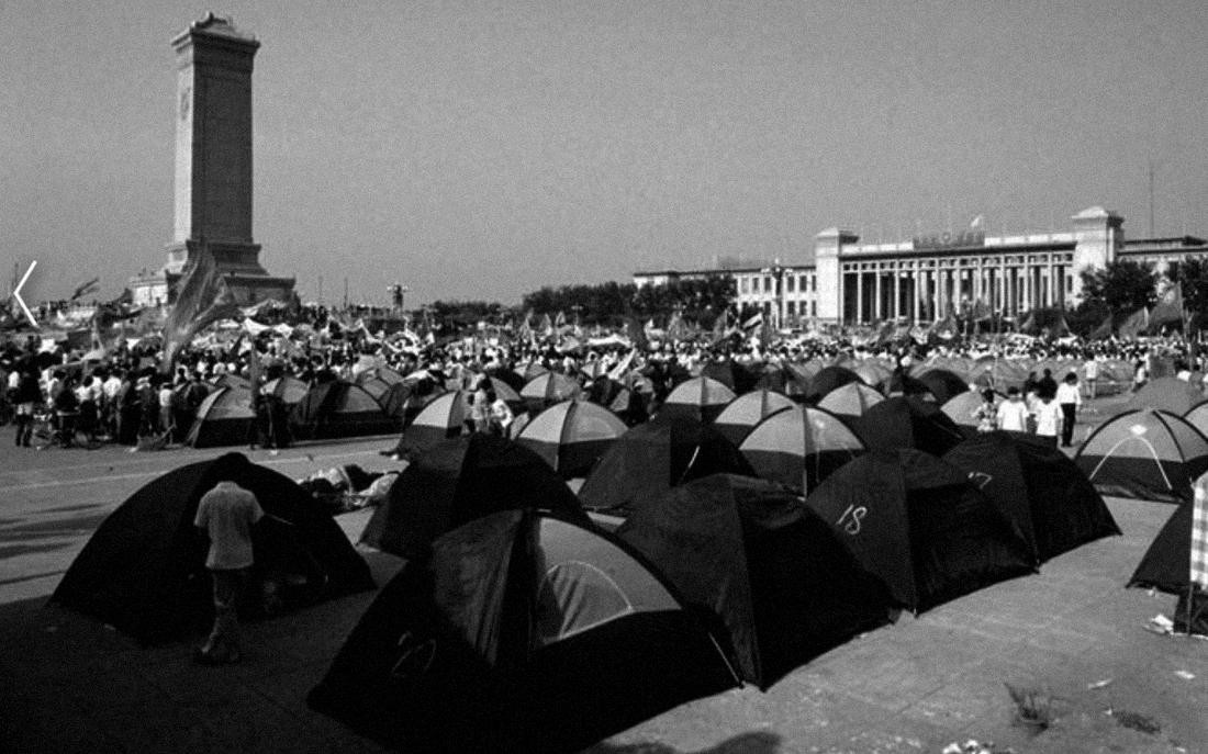 Manifestantes a favor de la democracia y sus carpas de campaña en la Plaza Tiananmen de Beijing, el 3 de junio de 1989. Foto: Reuters.