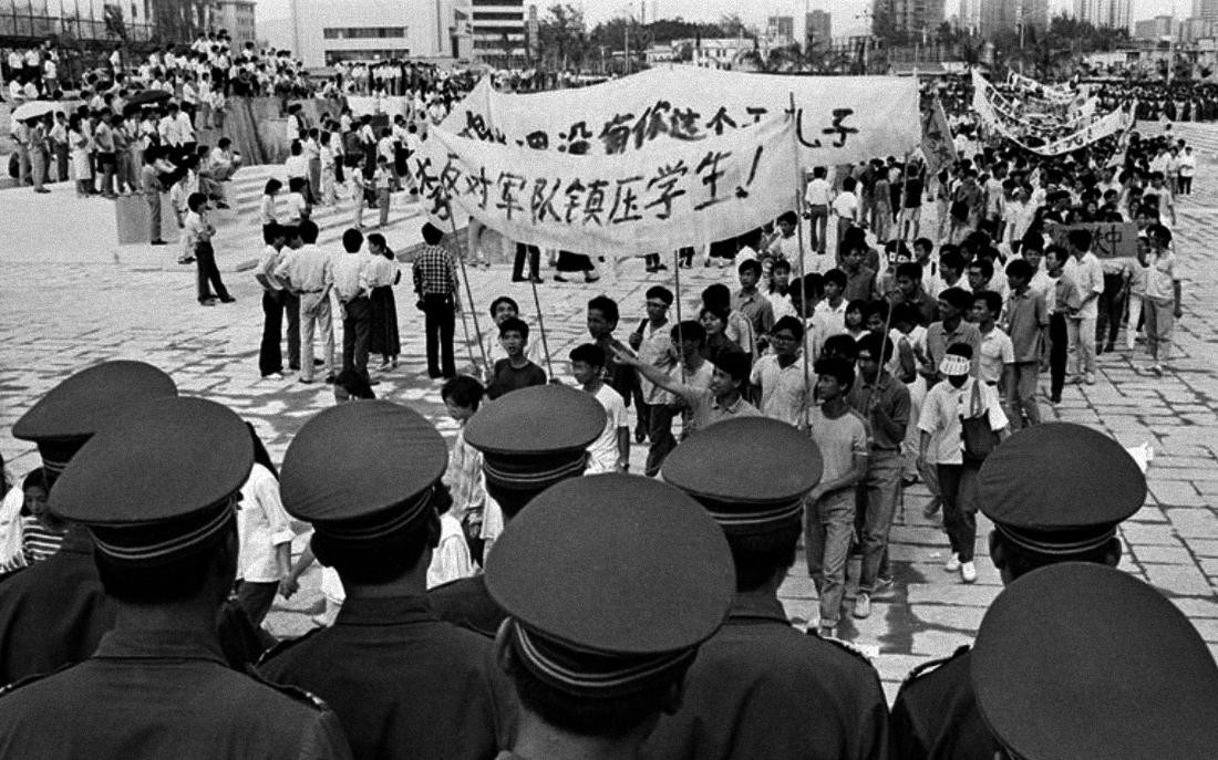 La policía china supervisa una marcha de decenas de miles de manifestantes a favor de la democracia en la zona económica especial de Shenzhen, en el sur de China, el 22 de mayo de 1989. Foto: Reuters.