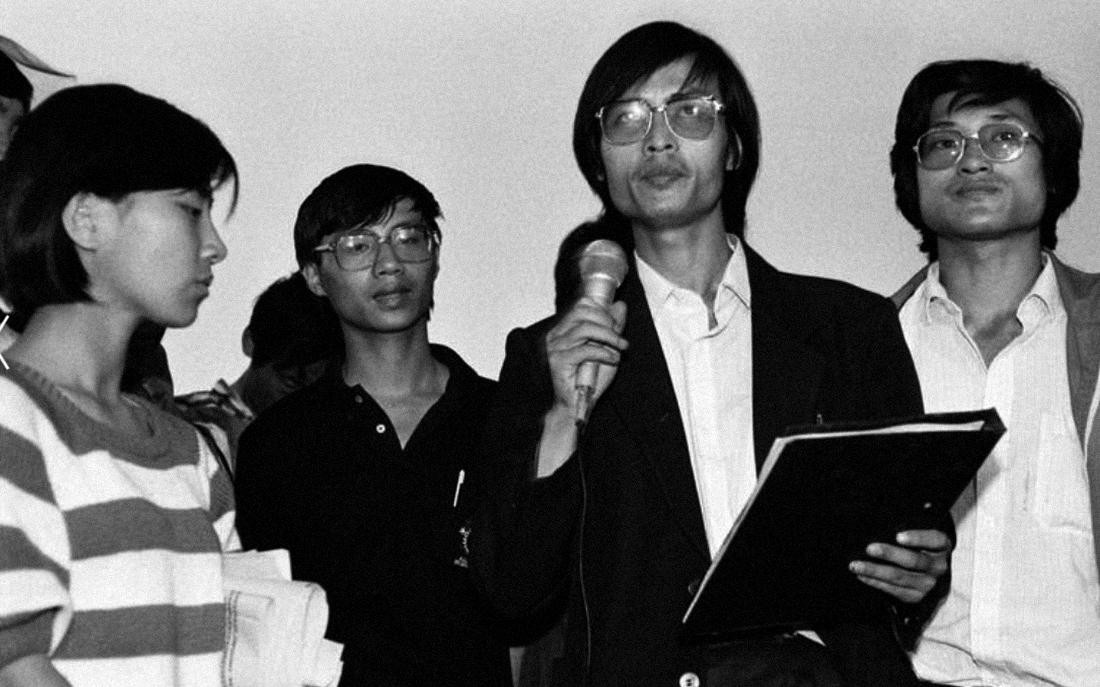 Los líderes estudiantiles (de izquierda a derecha) Chai Ling, Wang Dan, Feng Congde y Li Lu juran permanecer en la Plaza de Tiananmen de Beijing hasta junio de 1989.