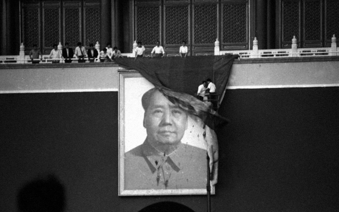 Los trabajadores intentan cubrir el retrato de Mao Zedong, en la plaza de Tiananmen, el 23 de mayo de 1989. Foto: Reuters.
