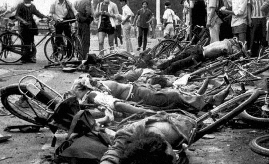 Decenas de estudiantes que manifestaban en Tiananmen, atropellados por los tanques del régimen chino. Foto: Reuters.