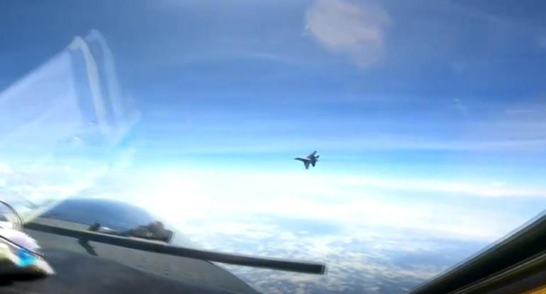 Avión caza de EEUU en el Mar de la China. Foto: captura de video Ruptly.	