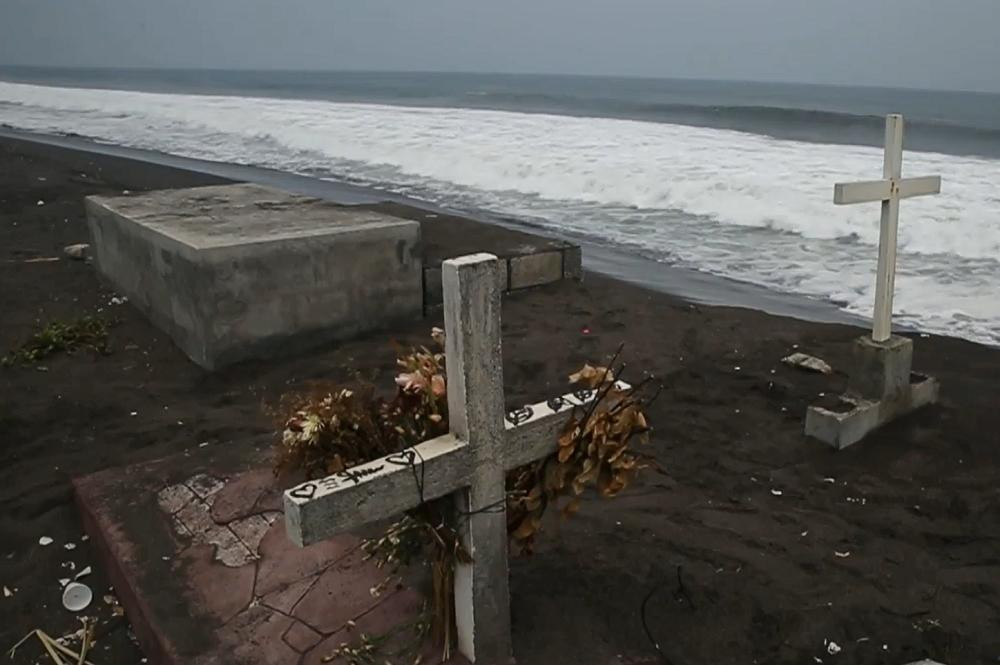 El mar destruye el cementerio. Foto: captura video.