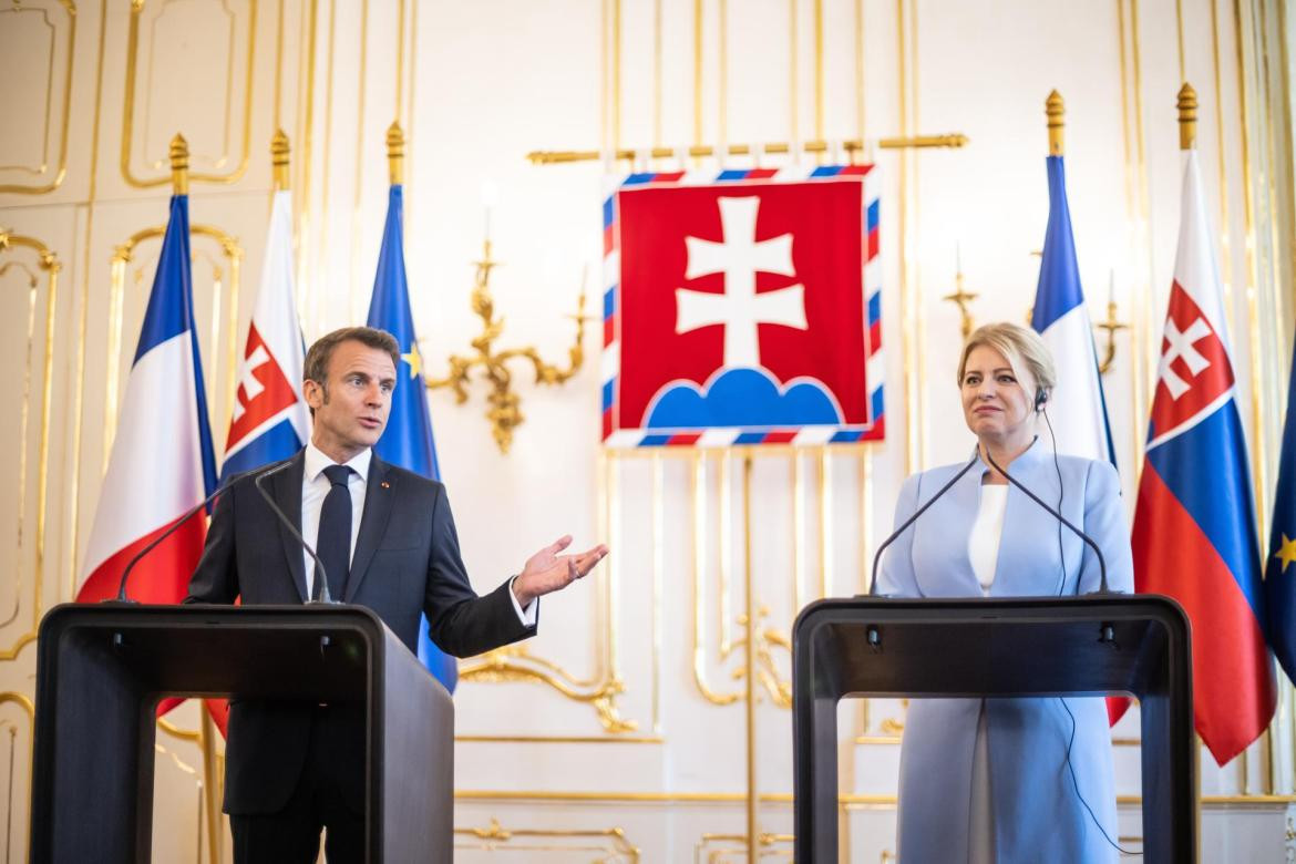 La presidenta eslovaca, Zuzana Caputova, y el presidente francés, Emmanuel Macron, brindaron una conferencia de prensa conjunta en el palacio Grassalkovich. Fuente: EFE.