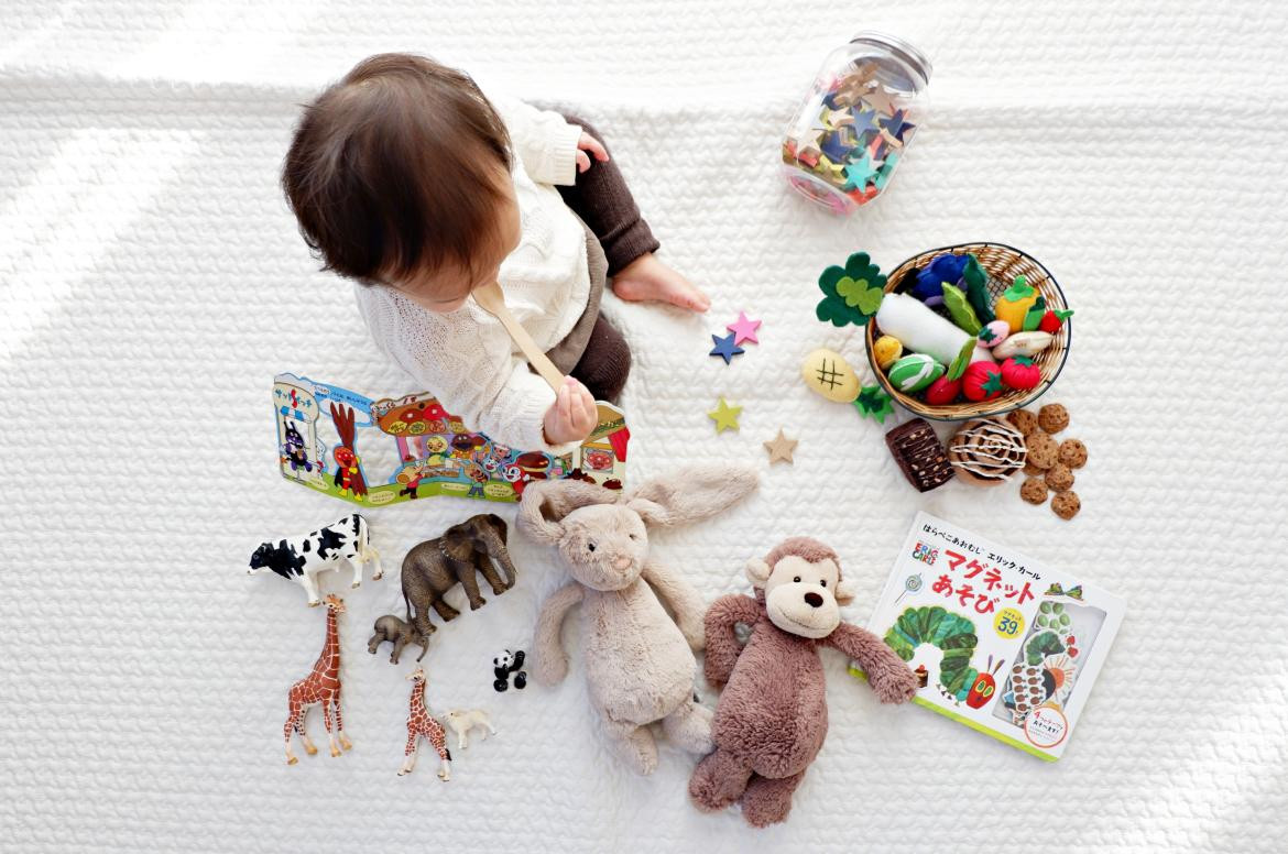 Bebé rodeado de juguetes. Foto: Unsplash