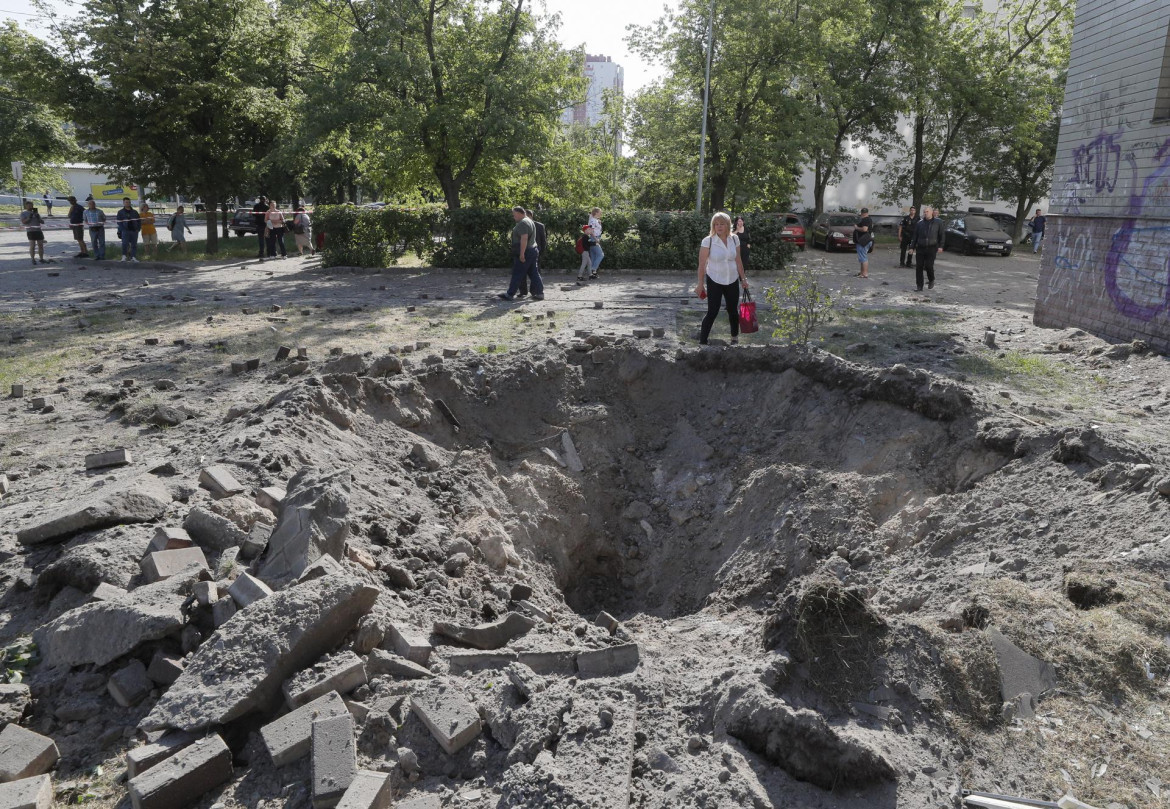 Los destrozos de los mislies rusos en Kiev. Foto: EFE.