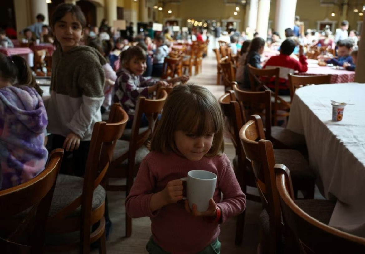 Niños evacaudos en Ucrania por la guerra. Foto: Reuters.