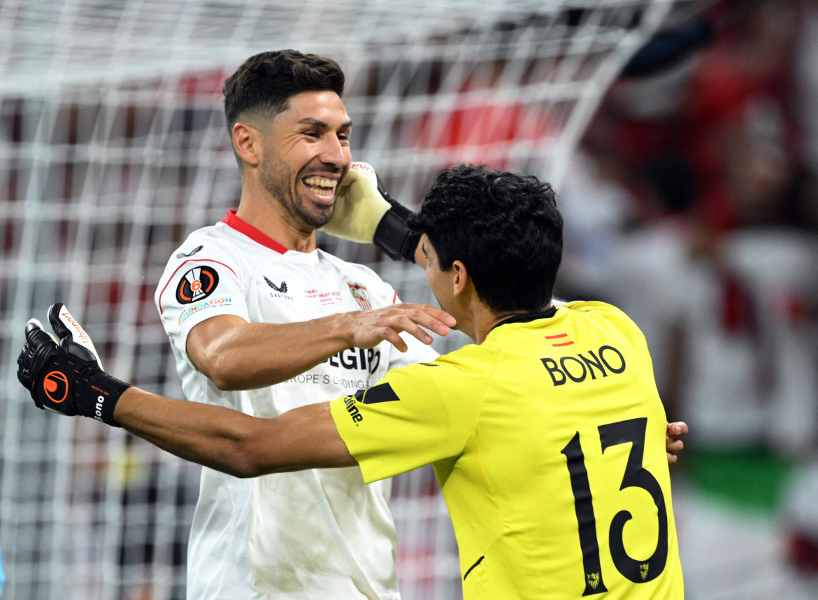 El abrazo entre Yassine Bounou y Gonzalo Montiel tras la consagración. Foto: NA.