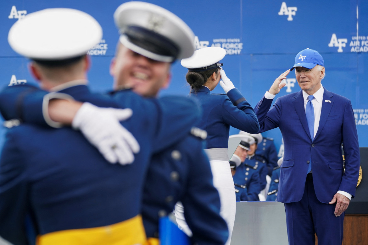 Joe Biden en la ceremonia de una academia militar en Colorado. Foto: Reuters.