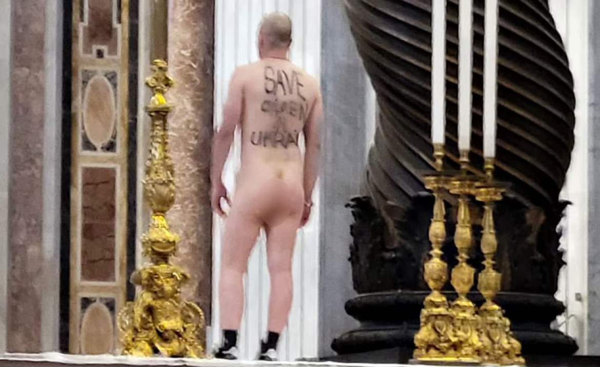 Hombre desnudo en la Basílica San Pedro en protesta de la guerra de Ucrania. Foto: @lizlevrome.