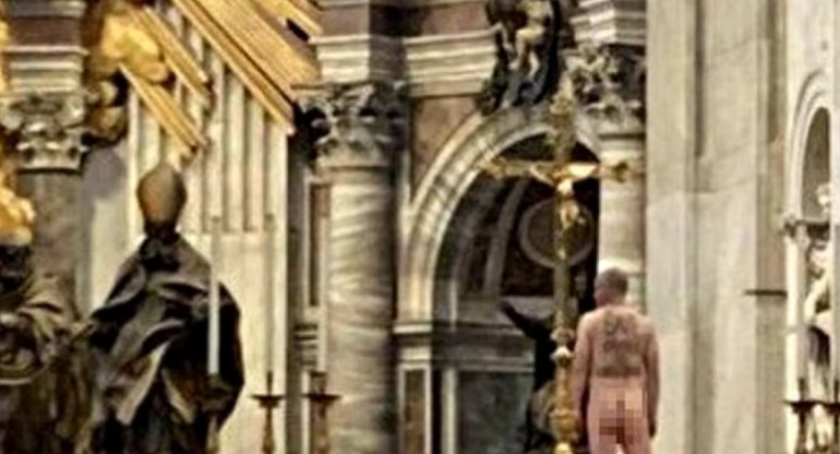 Hombre desnudo en la Basílica San Pedro en protesta de la guerra de Ucrania. Foto: Gentileza Il Messaggiero.