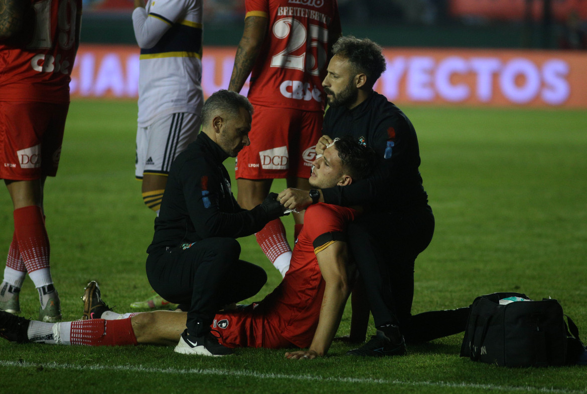 Choque en Arsenal - Boca por el que expulsan a Weigandt. Foto: NA.