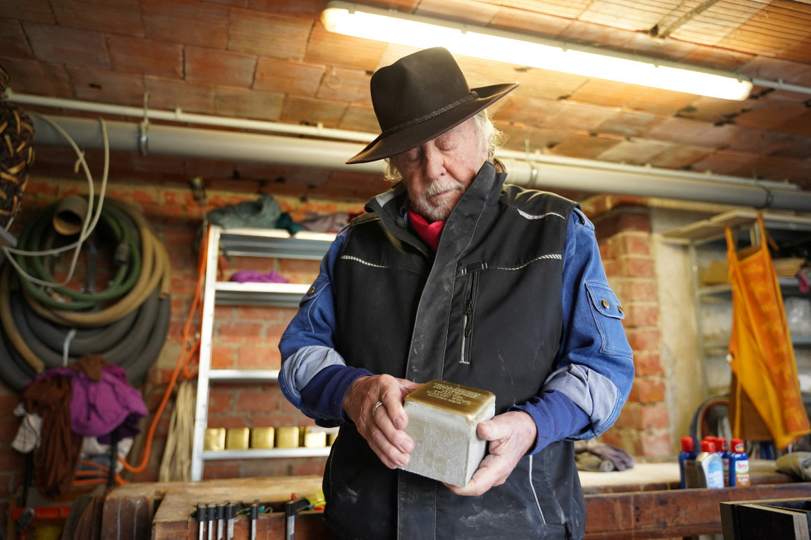 Gunter Demnig, creador de los "adoquines de la memoria". Foto: Reuters.