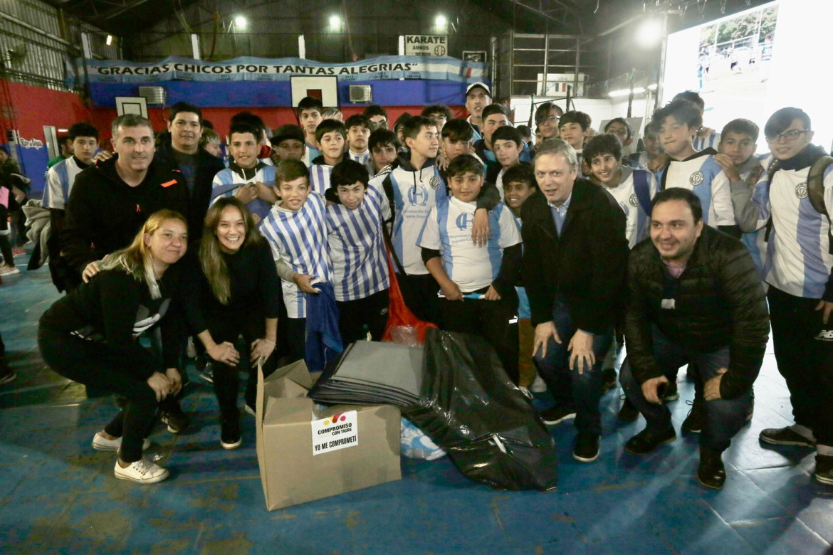 Malena Galmarini entregó camisetas y productos deportivos en clubes de Tigre. Foto: Prensa.