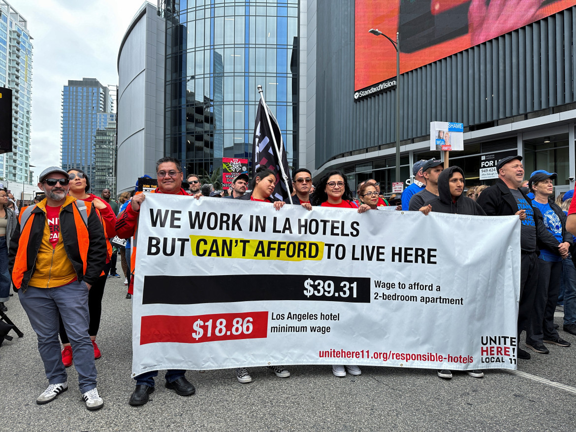 Los trabajadores sindicalizados se reúnen. Foto: Reuters
