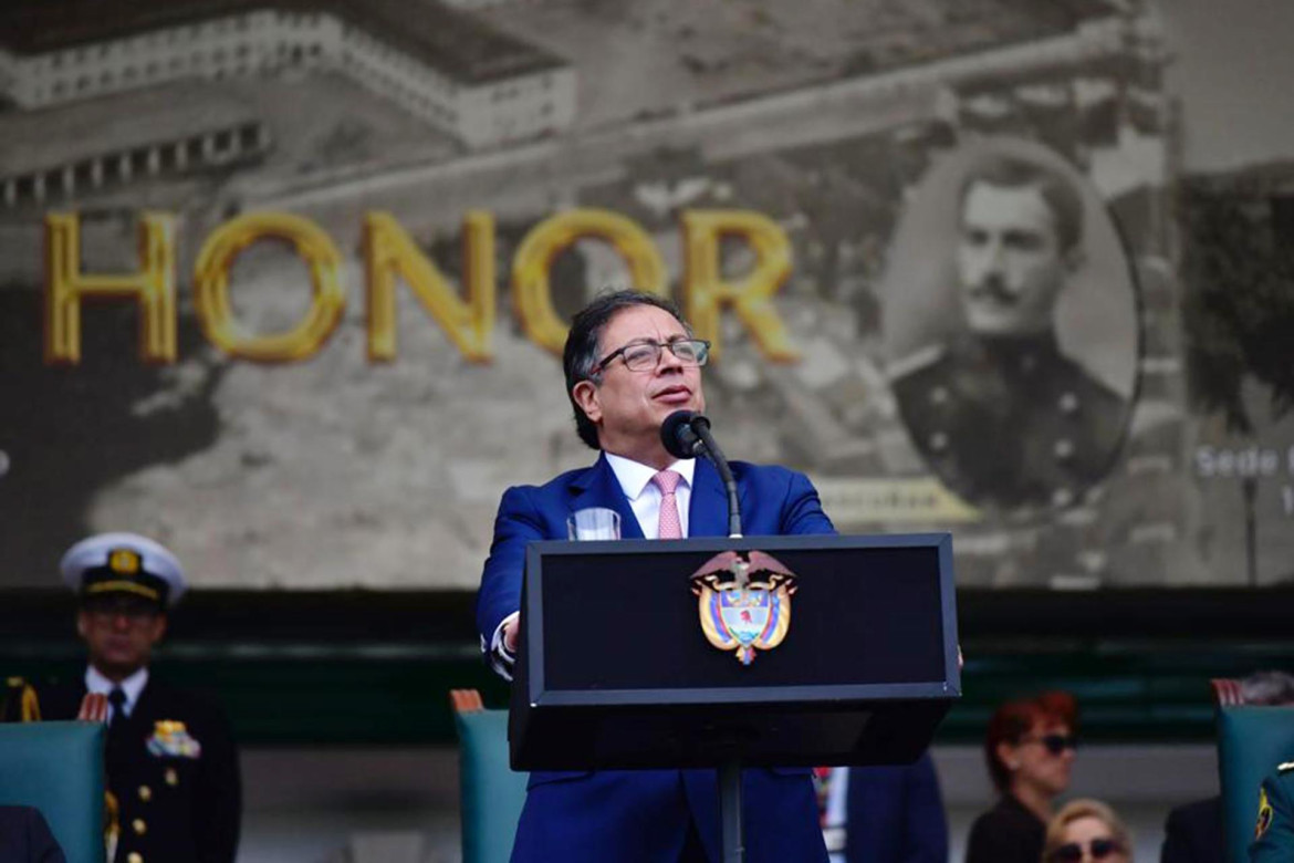 Gustavo Petro en una ceremonia de ascensos militares en Bogotá. Foto: EFE.